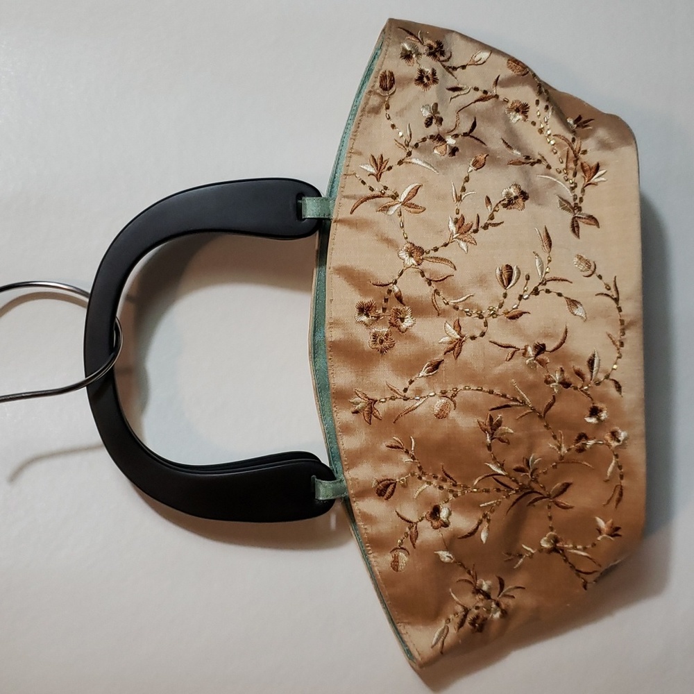 ** 3/$25 **Embroidered Beaded Handbag with Faux Wood Handles Very Nice Condition